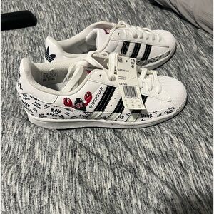 Size 8 men’s. Adidas superstar. Save the lobster